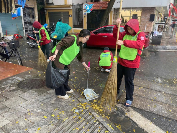 TUỔI TRẺ BÁCH KHOA HÀ NỘI RA QUÂN “NGÀY CHỦ NHẬT XANH” TẠI PHƯỜNG HAI BÀ TRƯNG