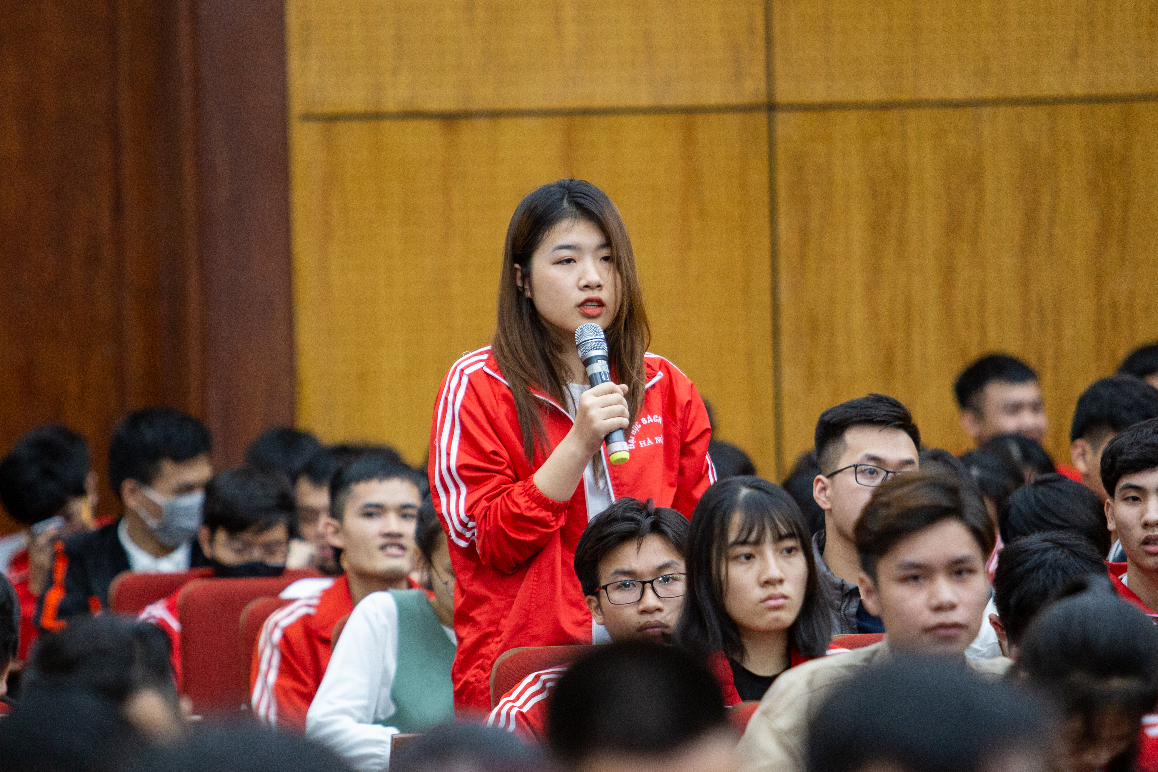Sinh viên đặt câu hỏi tới BGH Nhà trường - Ảnh: Ban TTTT&ĐN