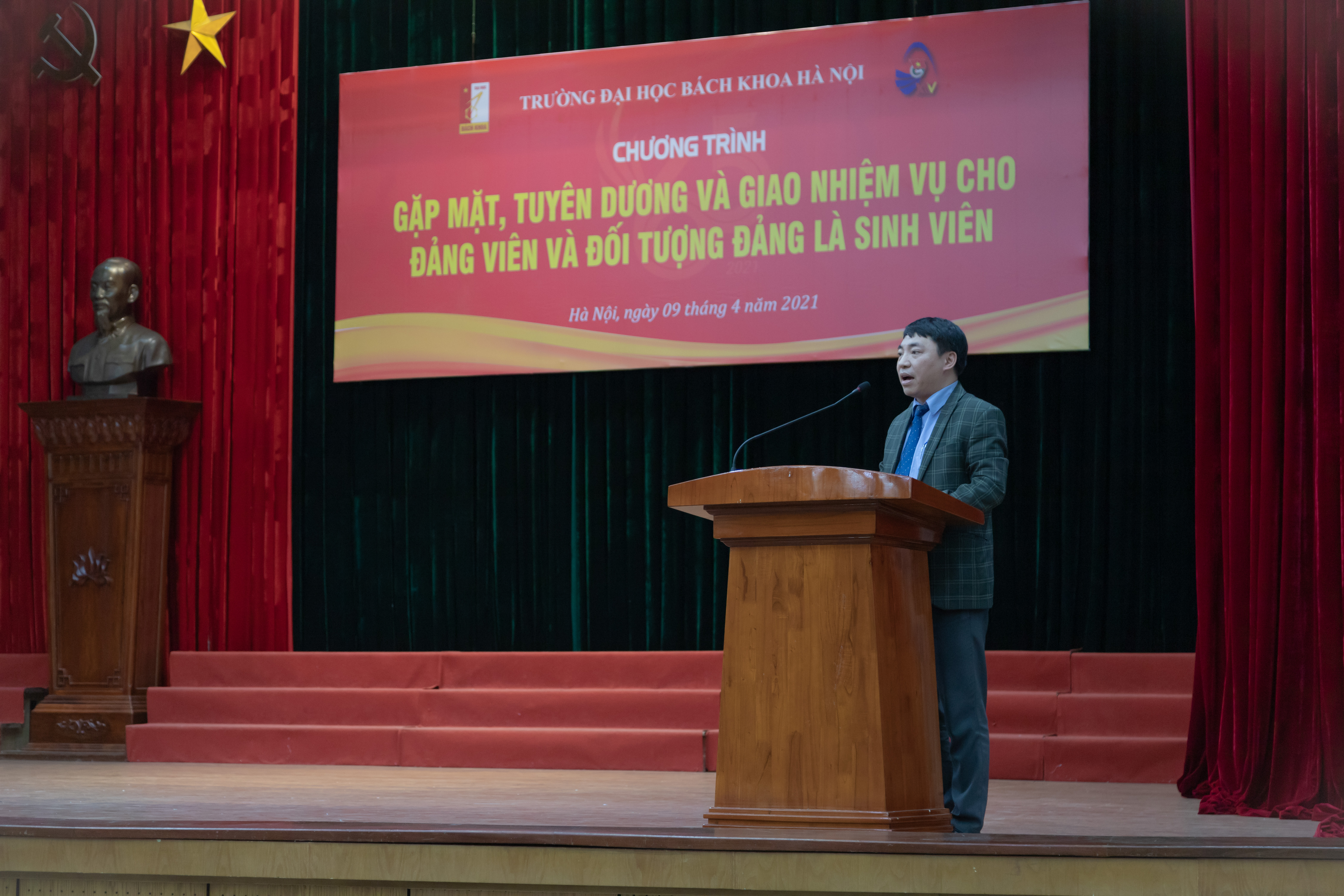 PGS. Trần Ngọc Khiêm - UVTV Đảng uỷ, Phó Hiệu trưởng nhà trường - phát biểu tại buổi lễ