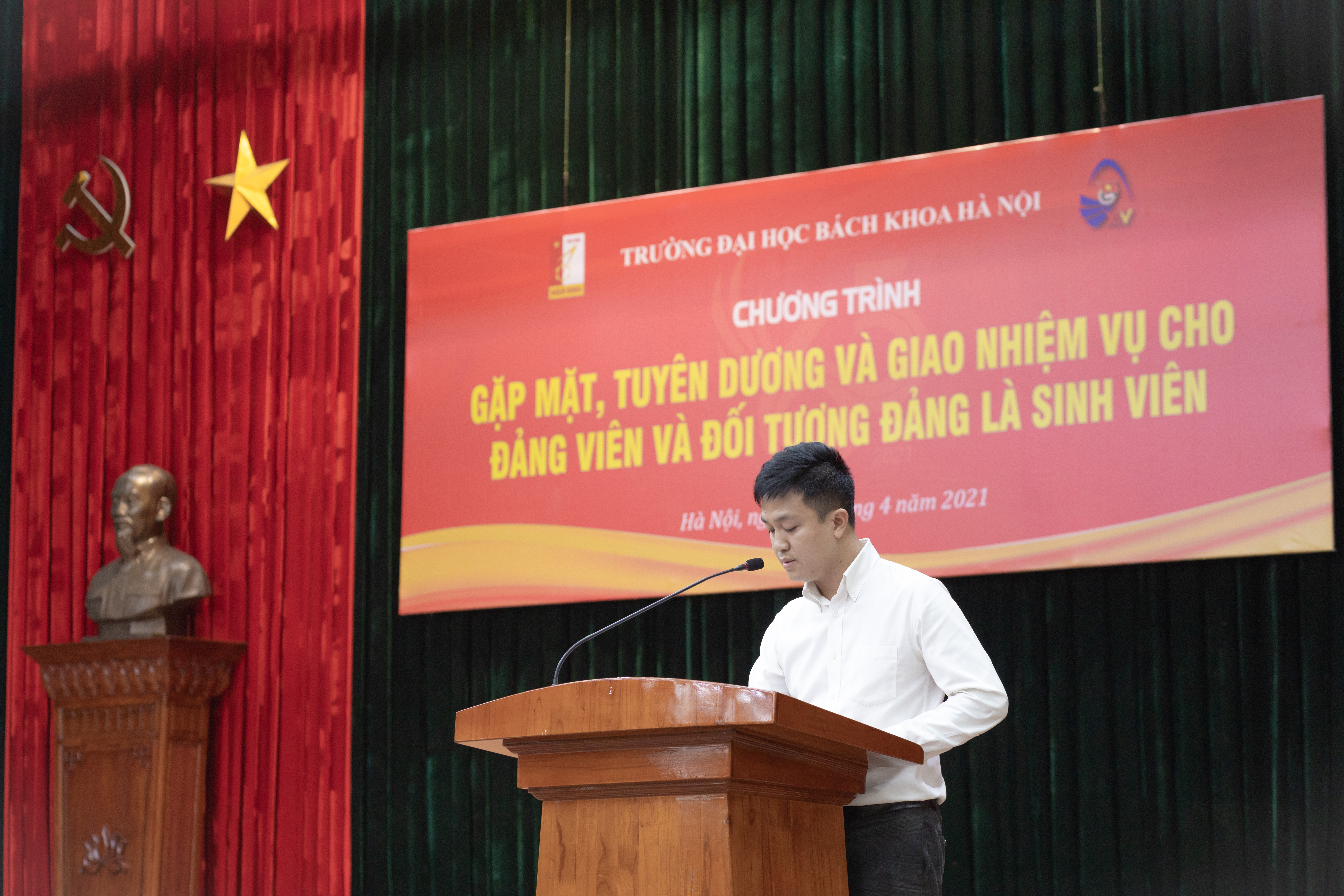 Đồng chí Trương Công Tuấn – Bí thư Chi bộ sinh viên 1, Phó Bí thư Đoàn trường – báo cáo tổng kết tại buổi lễ