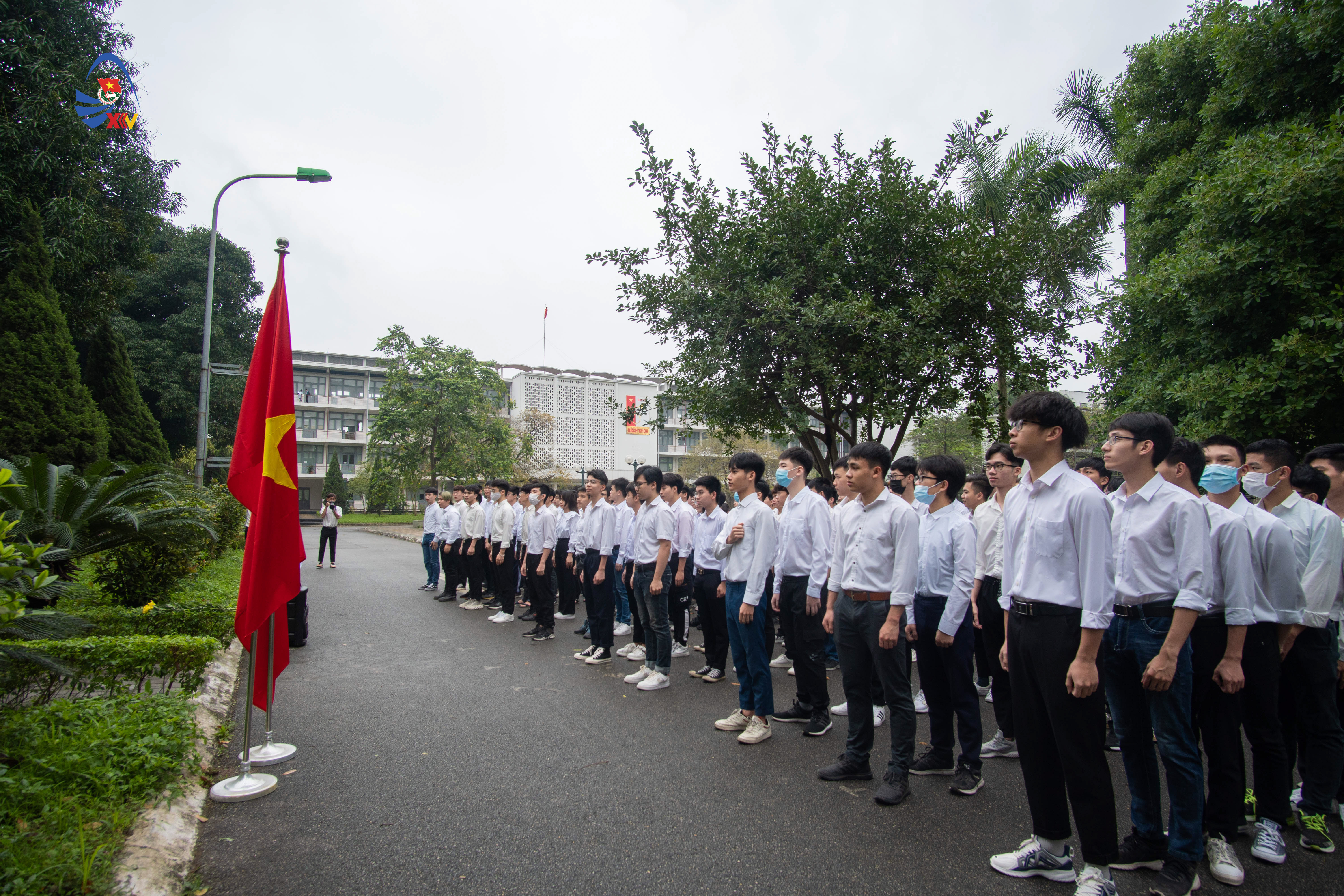 Sinh viên thực hiện nghi lễ Chào cờ trước đài tưởng niệm sân C2