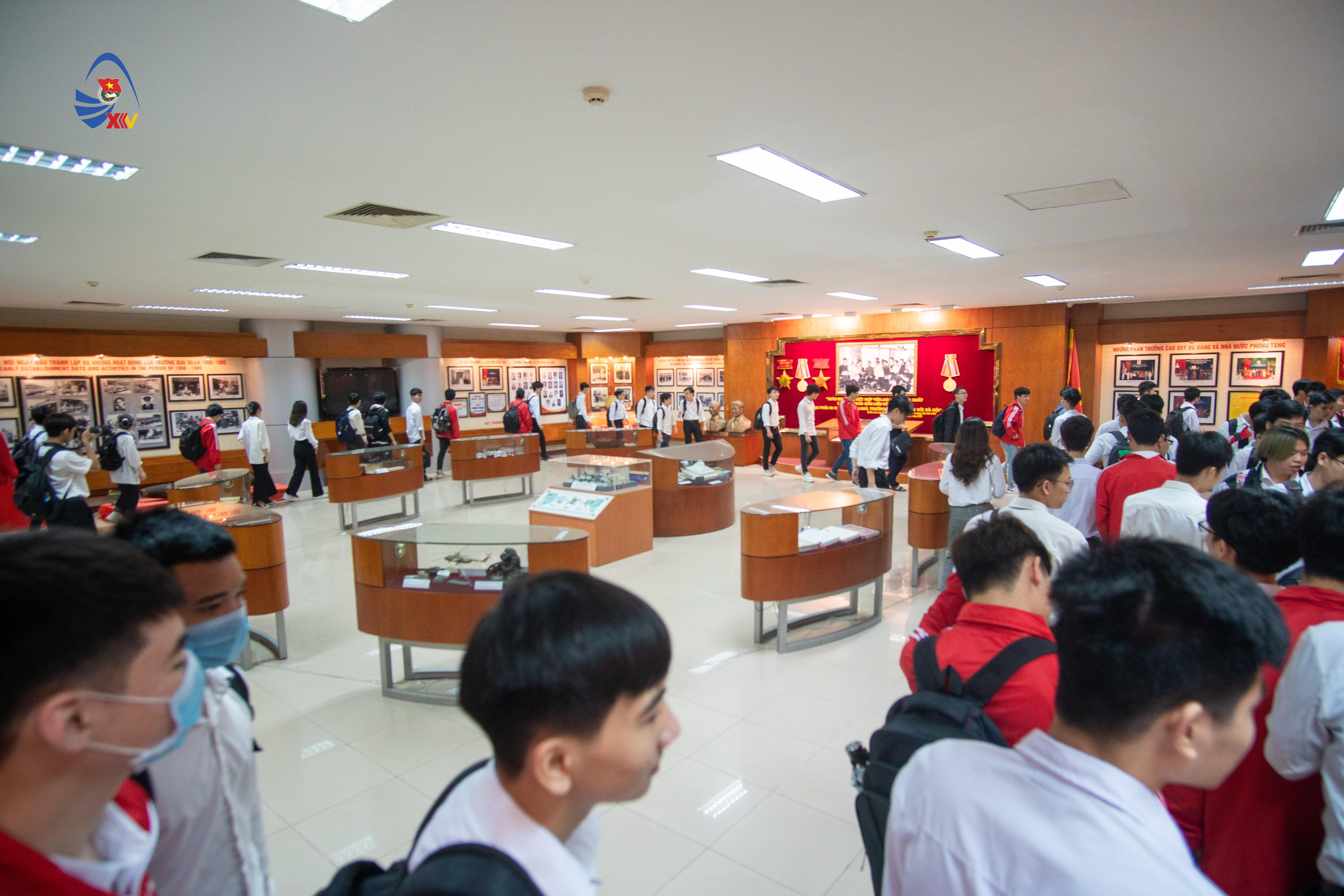 Sinh viên được hướng dẫn tham quan phòng truyền thống tại thư viện Tạ Quang Bửu