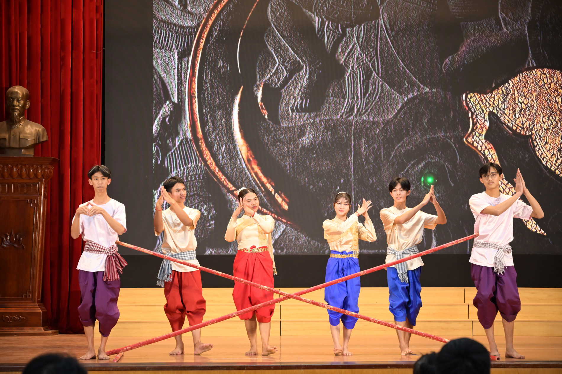 Sự hòa quyện giữa các nền văn hóa trong ngày Tết