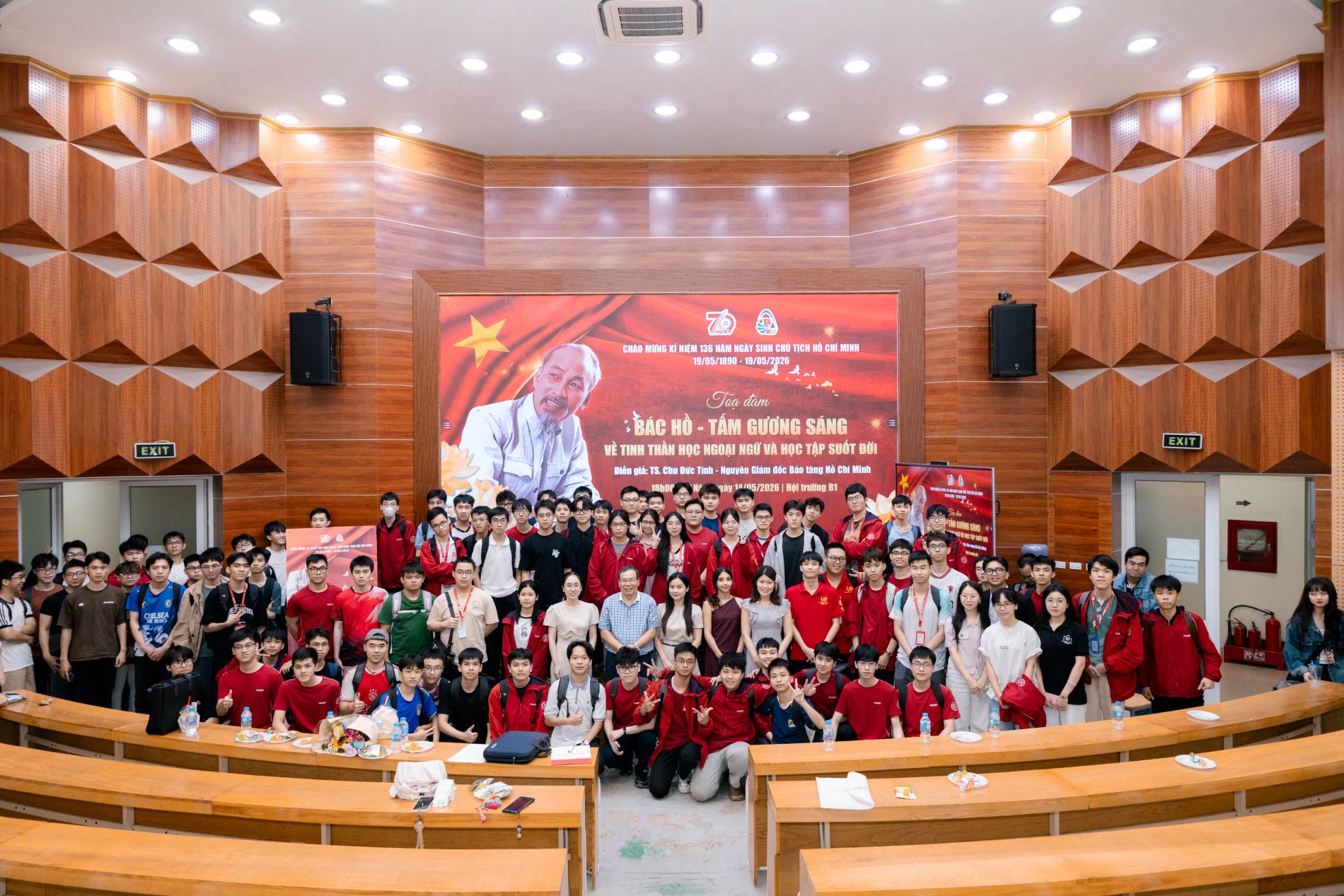 NOI GƯƠNG TINH THẦN HỌC NGOẠI NGỮ VÀ HỌC TẬP SUỐT ĐỜI CỦA CHỦ TỊCH HỒ CHÍ MINH